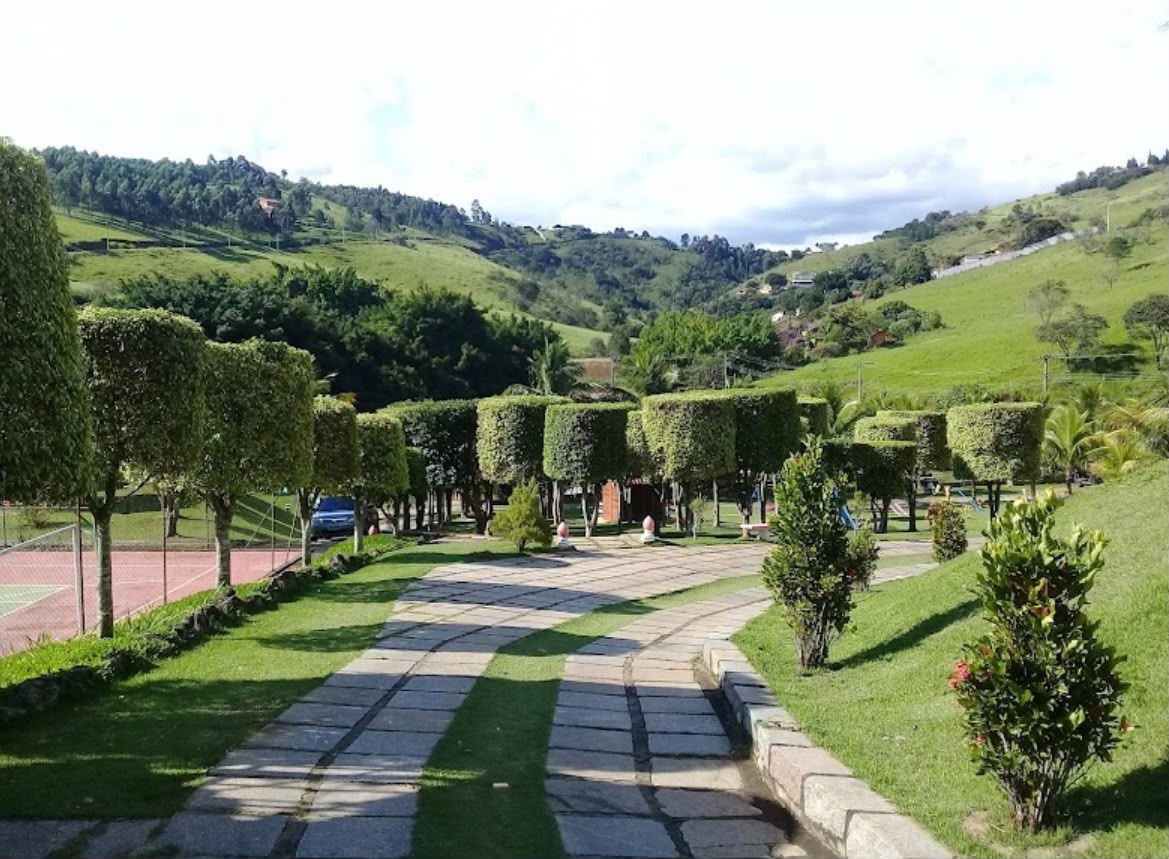 Caminho pelos jardins da unidade de Atibaia